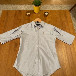 Ralph lauren skjorta - Väldigt fin ralph lauren skjorta i small/strl 4. Den är i bra skick och gjord i tjockt och fint typ som ger en exlusiv känsla till skjortan. Inga slitage och som ny. Vif fler frågor är det bara att skriva!😇