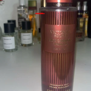 Parfymmist från Victoria's Secret - En lyxig parfymmist från Victoria's Secret med doften 'Rich caramel vanilla'.  Den är endast testad, se mängd på bilden!!