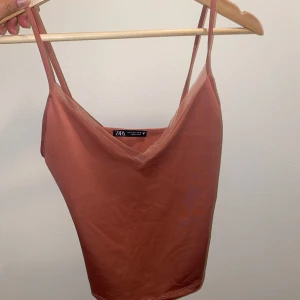Rosa linne - Linne i silkesaktigt material. Gammelrosa färg. Använd väldigt fåtal gånger. Storlek S men passar XS med.