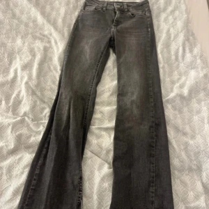Gråa bootcut jeans - Snygga grå jeans från ONLY. Använda enstaka gånger så i super skick 
