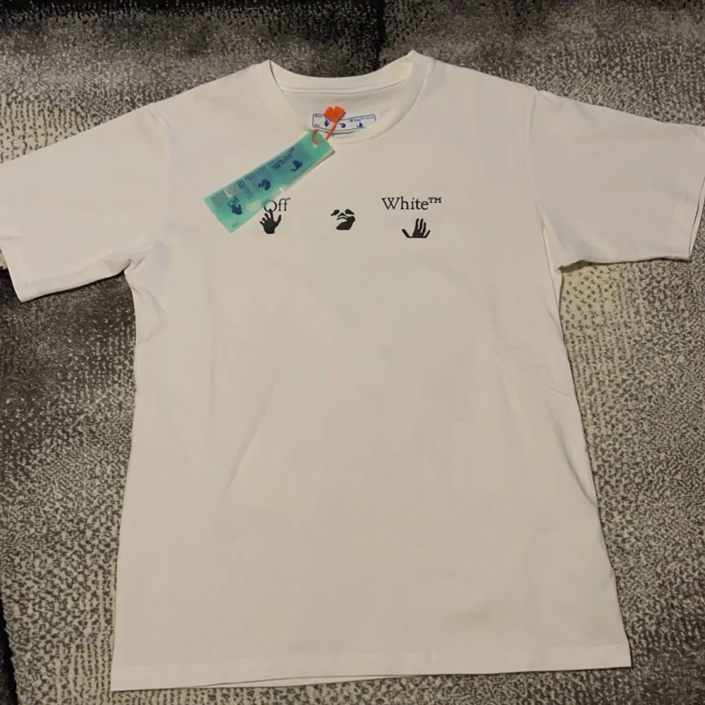 Helt ny och oanvänd Off-White T-shirt med tagg. i blått och vitt, storlek M men passar även dig som brukar ha S. Grym design och självklart äkta med taggen kvar. Säljer den för 799 kr men kan gå ner i pris vid snabb affär. Hör av dig snabbt innan den försvinner! Och om du vill ha på dig denna ikoniska plagget!!!. T-paidat.