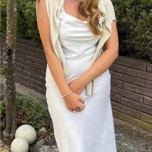 Vit satin klänning💌🍸 - Elegant vit klänning med smala axelband och en mjuk drapering vid halsen. Perfekt för sommarens festligheter. Klänningen har en smickrande passform och är i ett jättefint sick. Endast använd EN gång🥰😍