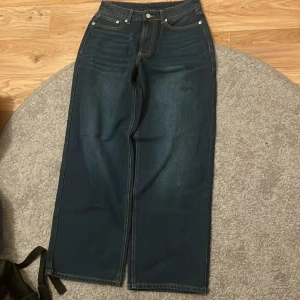 Mörkblå jeansbyxor med vida ben - Snygga mörkblå jeansbyxor med vida ben. Jätte bekväma och inga deffekter, 10/10 skick. Använda en gång.