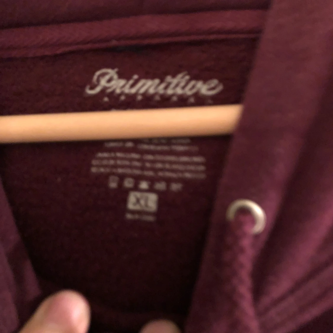 Vinröd hoodie från Primitive - 90