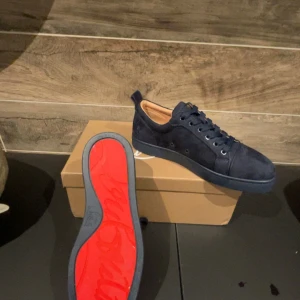 Christian Louboutin  - Hej, säljer nu dessa snygga Louboutin skor kvitto finns tveka inte att fråga frågor, pris kan diskuteras vid snabb affär 