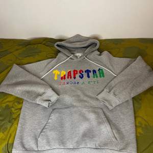 Säljer min gråa Trapstar hoodie eftersom att den inte kommer till någon användning. Kom pm för funderingar och frågor.