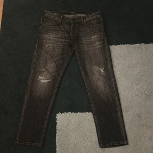 Jack & Jones Jeans - Säljer dess feta Jack&Jones jeansen med slitningar. Storlek 32:30. Fint skick 9/10. Pris ej hugget i sten, kom med förslag