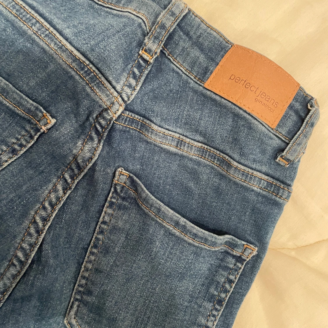 Blåa skinnys från Gina Tricot  - 90