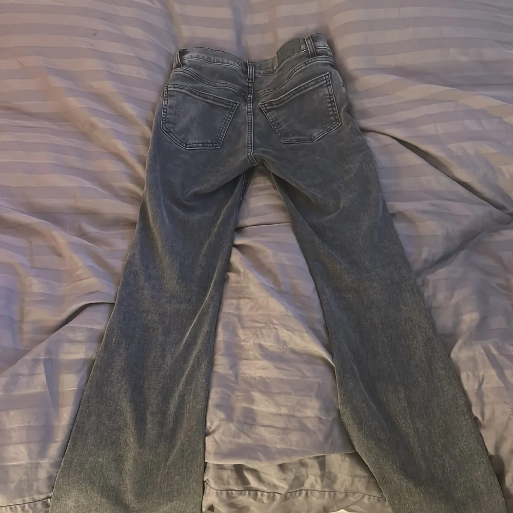 Säljer mina low waist jeans för kommer inte till användning. Använda ett par gånger, inga sorts av skador.. Jeans & Byxor.