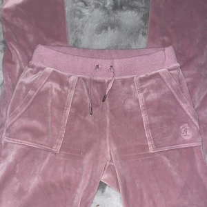 Juicy Byxor - Säljer mina rosa Juicy byxor då jag vuxit ur dom. Inga fläckar eller nått på dom💕