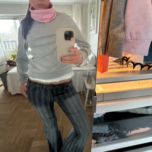 Grå tröja med rund hals - Säljer en enkel och stilren grå tröja med rund hals och långa ärmar. Perfekt för vardagsbruk och att matcha med jeans eller kjol. Tröjan är i ett mjukt material som känns skönt mot huden. Passar bra till höst och vår. Skitsnyggt nu till hösten att matcha med en buffer 