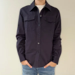 Mörkblå Overshirt  - Hej säljer denna limeted overshirt i storlek M från Stilgruvan. Färg mörkblå. Hör av dig vid intresse eller andra funderingar!