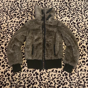 Pälsjacka - säljer denna coola pälsjackan !!
