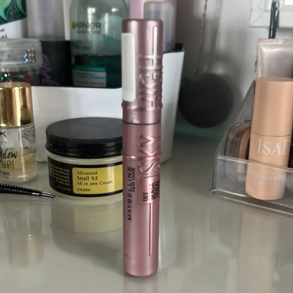 Säljer en Maybelline Lash Sensational Mascara i en snygg rosa metallic förpackning. Den har en böjd borste som ger volym och separerar fransarna perfekt. Använd ett par gånger men fortfarande i bra skick.. Skönhet.