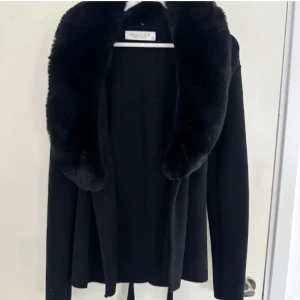 Kort kappa med päls  - Snygg kort kappa med päls krage använd ett fåtal gånger säljes i bra skick 
