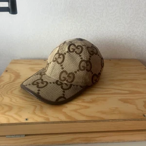 Äkta Jumbo GG Gucci keps - Säljer min äkta Gucci keps som inte passar mig längre och den är i storlek S  Priset kan diskuteras vid snabb affär! Ganska bra skick !