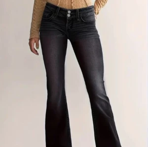 Svarta Flare Byxor: Den Ultimata Kombon av Bekvämlighet och Stil - Flare byxor är smala vid midjan och vidgar sig vid knäna. De är bekväma och tidlösa.