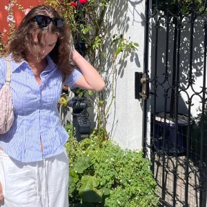 Blå och vit randig skjorta - Snygg blå och vit randig skjorta med korta ärmar och knappar framtill. Perfekt för sommardagar och ger en fräsch look. Skjortan har en figurnära passform och är gjord i ett lätt och bekvämt material!💝