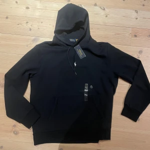 Ralph lauren hoodie - Säljer en riktigt schysst Polo Ralph Lauren hoodie i strl L men passar M, skicket är 10/10 då den är helt ny med tags. Nypriset ligger ca 2000. Priset kan diskuteras vid snabb affär, tveka inte att höra av dig vid minsta fundering.