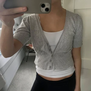 Stickad kofta  - Supersöt kofta!! 😊