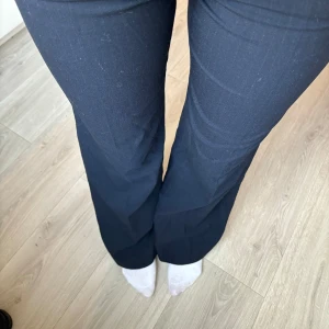 Blårandiga kostymbyxor - Snygga  kostymbyxor i mycket bra skick. Low/midwaist