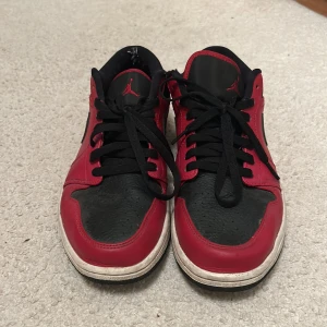 Nike Air skor - Storlek 43. Sparsamt använda. Givetvis lite creasade, som ni ser på 4e bilden