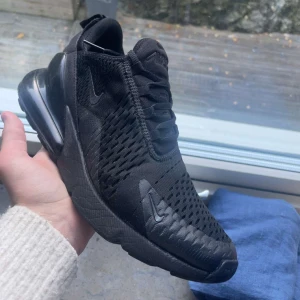 Nike 270 - Ett par 270 typ sprillans använt dem typ 3-4 gången, ny pris 1800, låda följs med. Skriv om minska fundering 