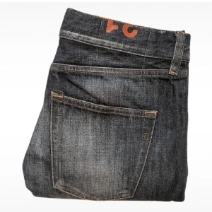 Dondup  - Nypris: 3500 Skick:9/10  Hör av er vid eventuella frågor😊