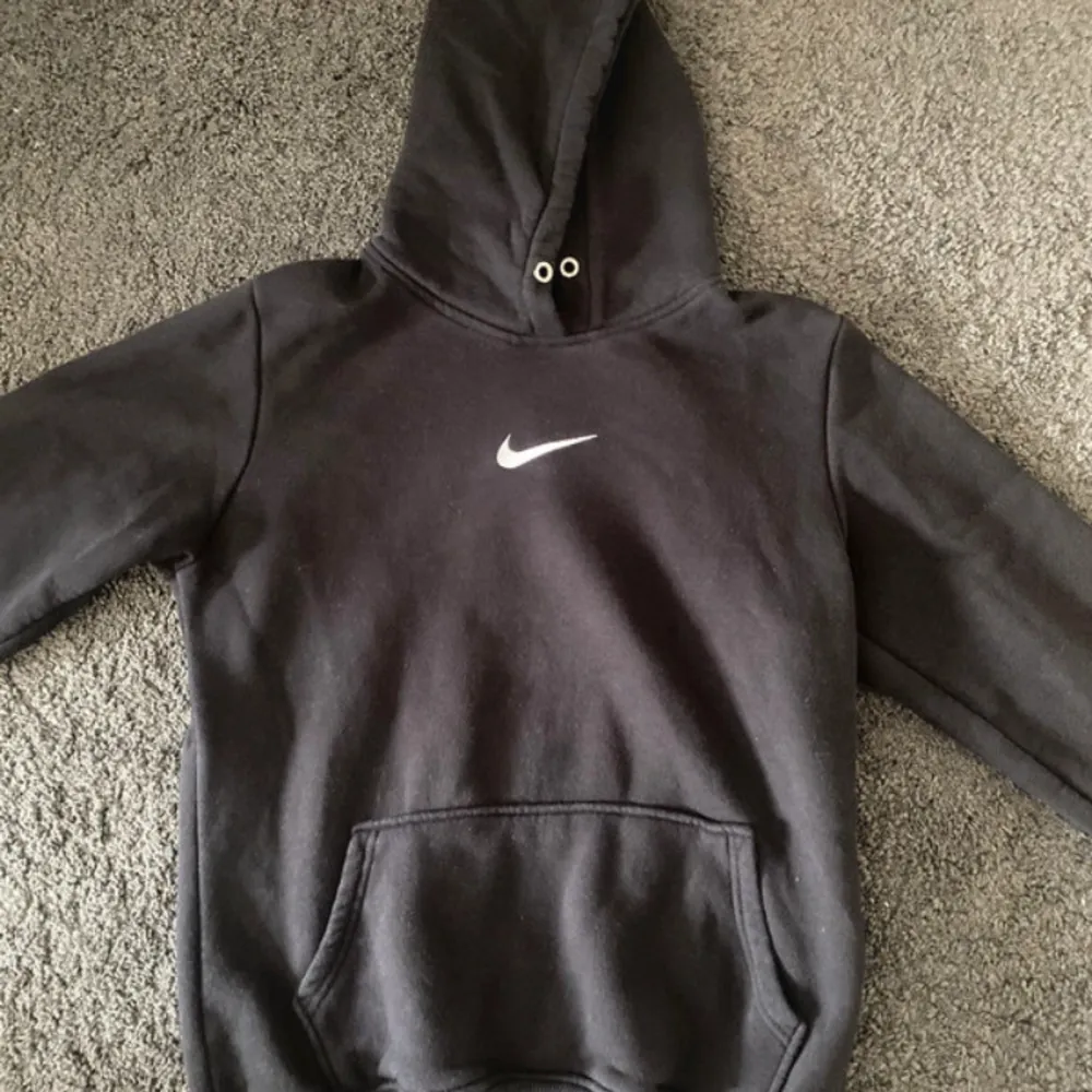 Nike hoodie i väldigt bra skick. Den är i storlek L men sitter som storlek M. Snörena har tyvärr gått av men annars är den i väldigt bra skick. Byxorna är helt nya. Köpta för 800kr. Settet för 500kr eller byxorna för 300kr & hoodien för 200kr.. Hoodies.