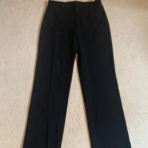 Svarta kostymbyxor - Säljer dessa svarta kostymbyxorna, jättesnygga och i bra skick💖 Skriv ifall ni undrar något:))