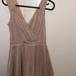 Klänning - Fin klänning till bröllop eller bal som är använd en gång. Passar storlek S. är glittrig och har slits som bilden visar. Är köpt för 900kr. Pris kan diskuteras