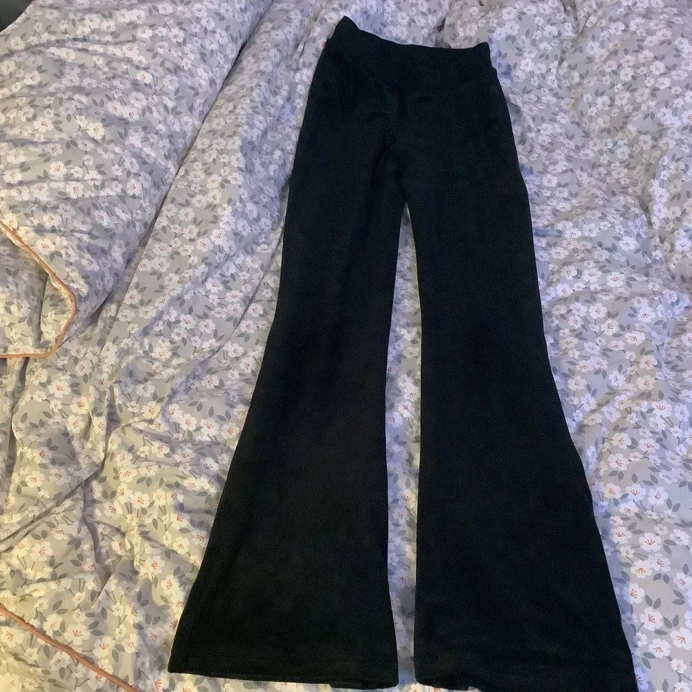 Säljer ett par svarta mjuka byxor från Kappahl i storlek 158. Byxorna har en bootcut-stil perfekta för både vardag och helg.. Farkut & Housut.