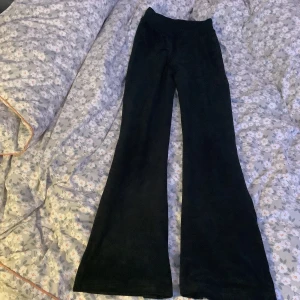 Svarta byxor från Kappahl - Säljer ett par svarta mjuka byxor från Kappahl i storlek 158. Byxorna har en bootcut-stil perfekta för både vardag och helg.