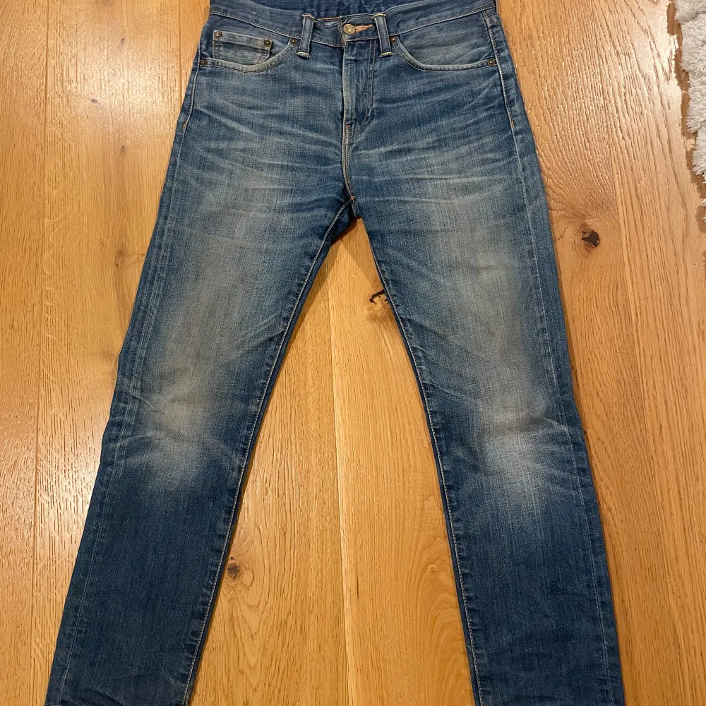 Riktigt feta vintage levis med skön tvätt. Köpta på grailed men de passade tyvärr inte mig så jag säljer dem👨‍🎨 Storleken är W28 L32 och slimmad passform. Hör av dig vid frågor om mått osv😎✌️. Jeans & Byxor.