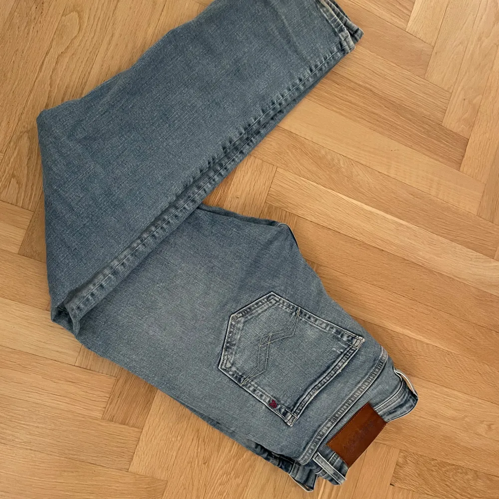 Tjena! Säljer dessa Replay jeans | skick 7/10 bra | mitt pris 250kr | kom Pv vid frågor och funderingar | postas eller mötas upp. Jeans & Byxor.