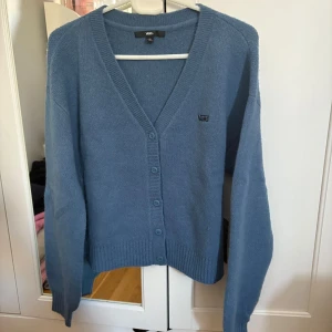 Kofta från Vans❤️ - Super fin kofta från Vans, helt oanvänd med lappar och extra knappar kvar. Köpt för $79 och är i superbra skick då den aldrig är använd❤️⭐️