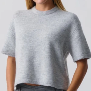 Kort ärmar stickad tröja - Super skön och fin stickad tröja som är kortärmad, har endast använt ett par gånger. Kontakta för mer information❤️😊