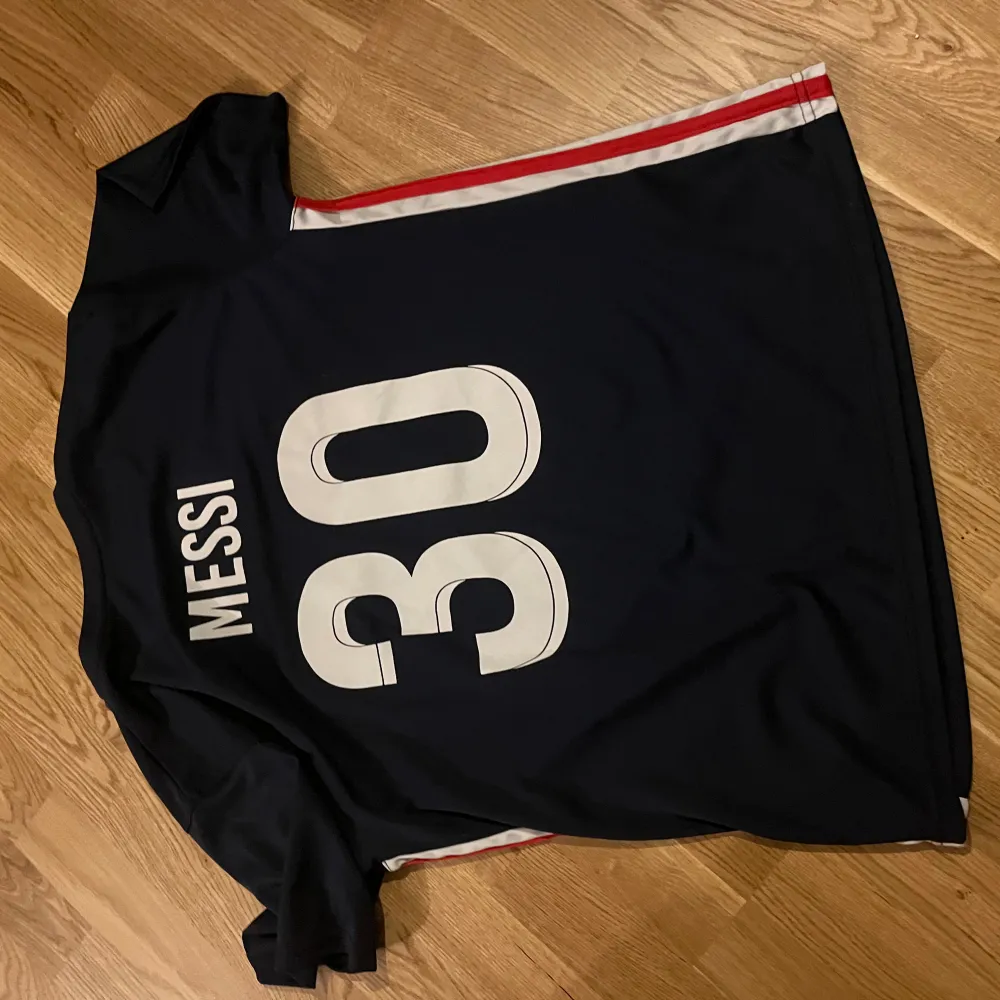 Knappt använd PSG-tröja i L med nummer 30 och Messi på ryggen. Sportswear.