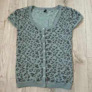 Leopard topp🐆 - Finstickad topp med leopardmönster🩵