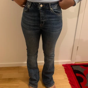 Flare jeans  - Säljer dessa snygga blå jeans med hög midja som inte längre kommer till användning och är lite stora på mig💗
