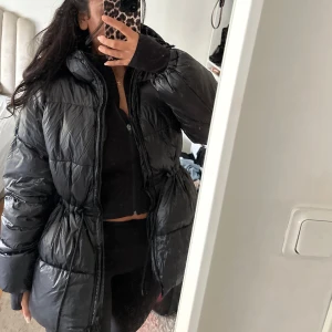 Vinterjacka  - Denna jackan är köpt ifårn Ullared förra året från Pernilla wahlgrens kollektion!  Med drag resor på sidorna av jackan