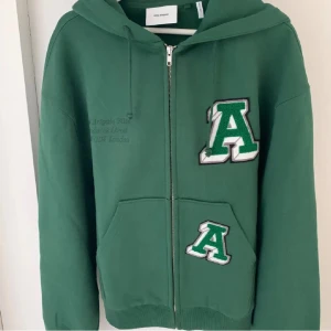 Axel arigato zip hoddie - Helt ny Axel arigato zip hoddie, mycket fin och bra nu till vintern. (ordinarie pris 2700kr) Pris kan diskuteras.
