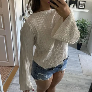 Blus - LÅNAD BILD. En jättefin och elegant blus från Stockh LM i champagne färg. Den är i storlek M men passar absolut även en storlek S.