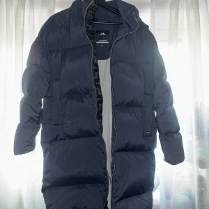 Jacka J.Lindberg - Lång dunjacka från J.Lindeberg. Mycket bra skick.