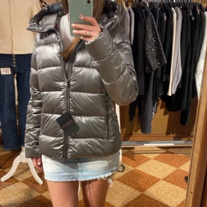 Vinterjacka  - Jättefin jacka som är grå/silvrig. Den är i storlek S och är oanvänd med prislapp kvar. Den är köpt för 1500 och kommer sälja för 1200 men pris kan diskuteras❤️