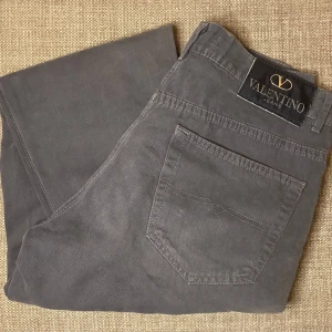 Gråa Valentino jeans - Tja! säljer dessa feta valentino jeans då dom var för små när jag köpte dom. Byxorna är använda men jag har själv inte märkt några defekter på dom. Köpta begagnat. Pris kan diskuteras vid snabb affär.