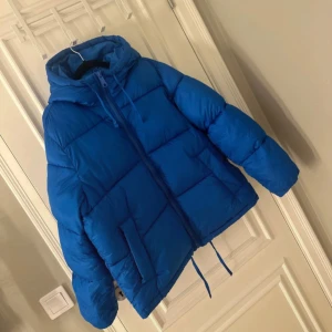 Vinterjacka  - Jättesnygg vinterjacka från H&M i storlek S. Fint skick! 🫶🏼