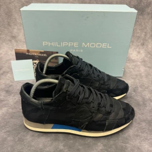 PHILIPPE MODEL TRPZ - - Philippemodel TRPZ i kamouflage - Skick: 8/10 - Tillbehör: Box - Storlek 41, passar mer 42 - Innersula mått: 27cm - Nypris ca 3700kr // Deluxecloset