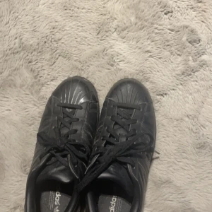 Adidas originals Superstar - Jätte fina adidas superstars, köpte dom runt 2022 tror jag, andvände dom ett kort tag sen så köpte jag ett annat par, så dom har legat i min garderob nu o bara dammat så tänkte passa på me o sälja dom istället, kan gå ner i pris vid snabb affär