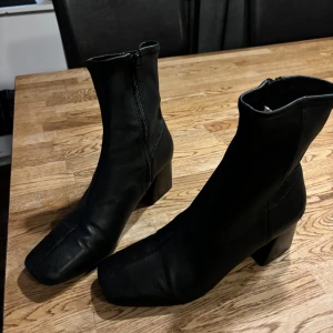 Boots - Jag säljer dessa eleganta svarta stövlar med klack, då de inte längre kommer till användning. De har endast använts vid ett fåtal tillfällen.